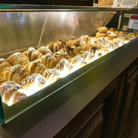 فندق مبيت وإفطار Alex's *