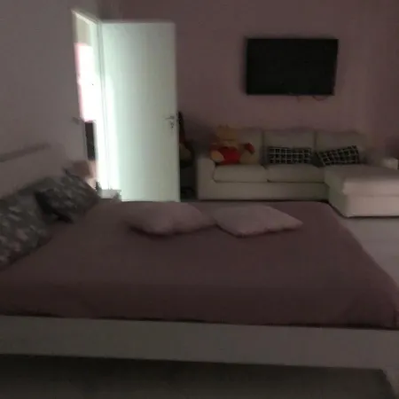 Alex's فندق مبيت وإفطار *